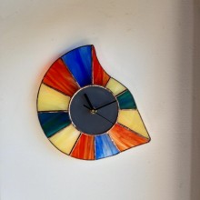Horloge en vitrail méthode Tiffany: "L'INDECISE"