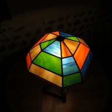 Lampe « ETUDE » en vitrail Tiffany et pied chêne