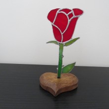 Rose vitrail Tiffany sur coeur en chêne