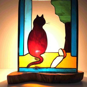 Lampe en vitrail Tiffany : Le chat au bol renversé
