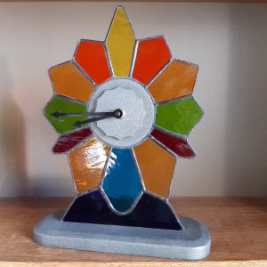 Horloge en vitrail Tiffany : L'imprécise