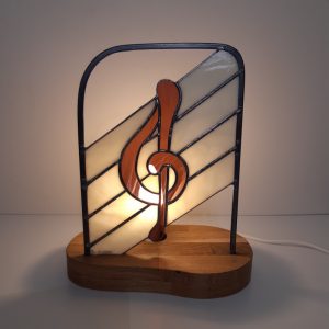 Lampe en vitrail Tiffany : la clé de sol