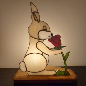 Lampe en vitrail Tiffany : Un amour de lapin