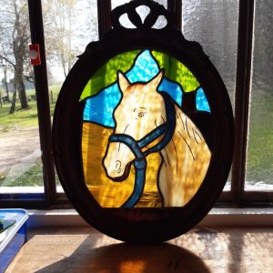 Tableau en vitrail au plomb : Le cheval au pré