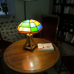 Lampe vitrail Tiffany sur pied chêne : Étude