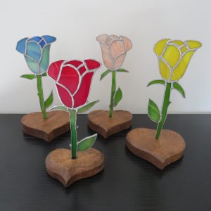 Objet décoration vitrail Tiffany : rose sur son socle