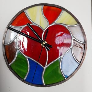 Horloge au coeur du temps en vitrail Tiffany